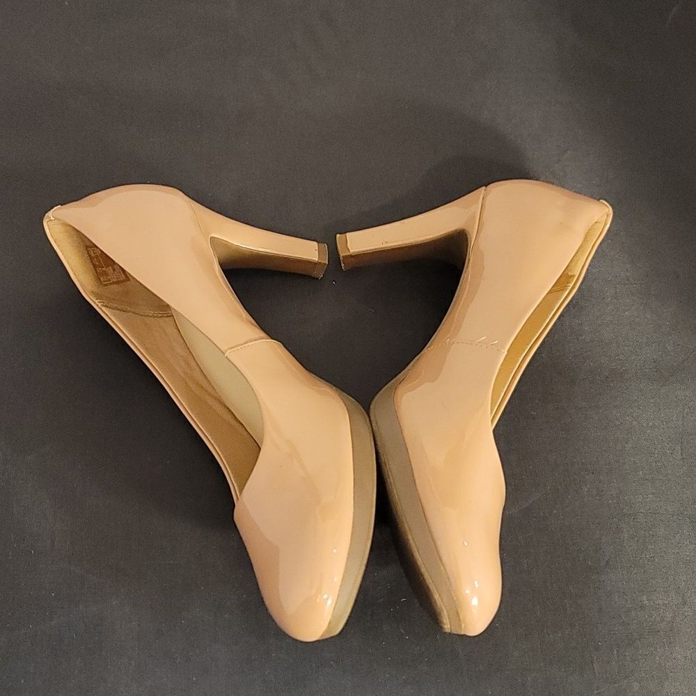 CLARKS COLLECTION ROUND TOE SLIP-ON PUMP - Picture 9 of 16